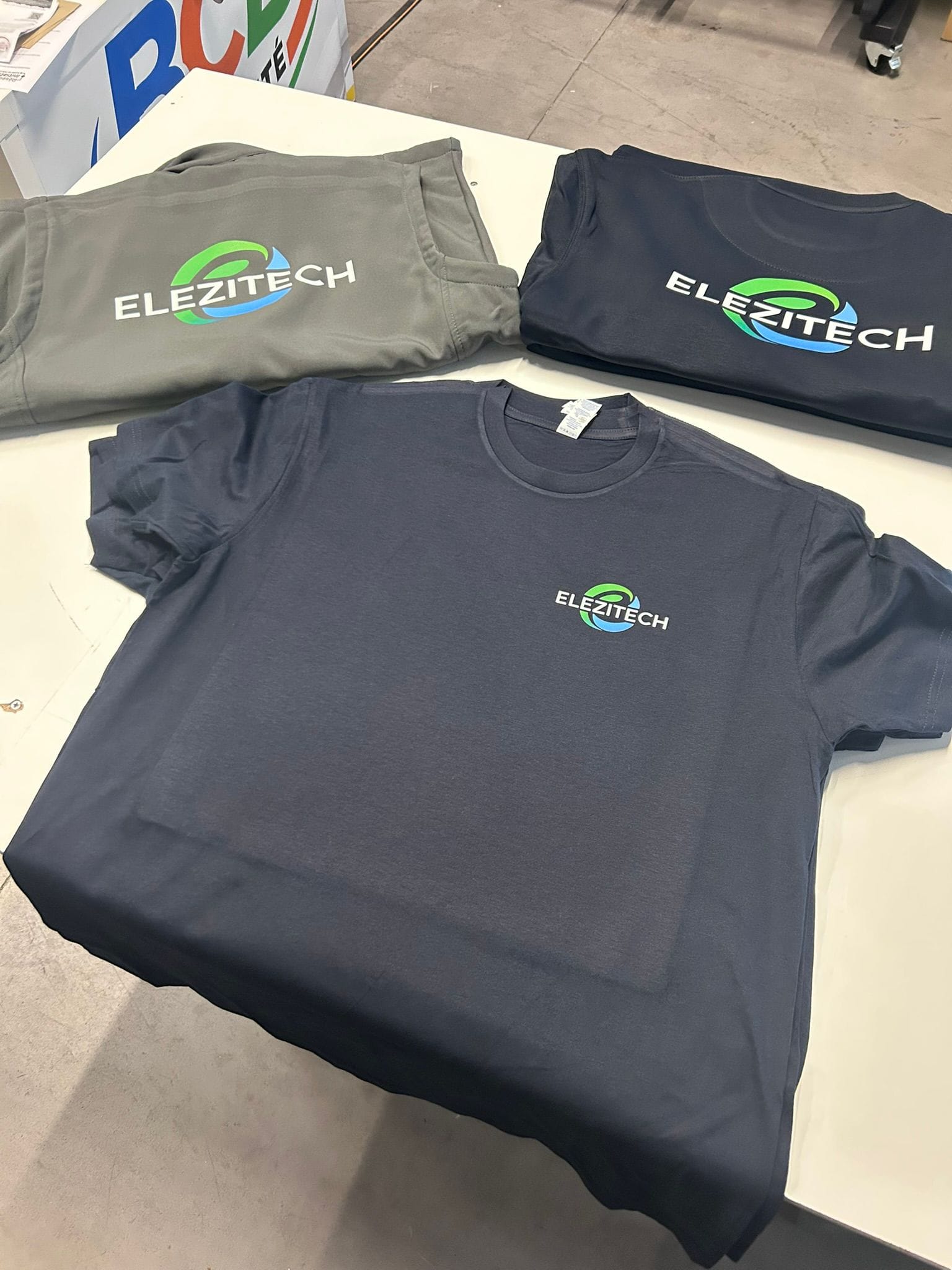 T-shirts kaki et bleu marine floqués du logo Elezitech vert et bleu