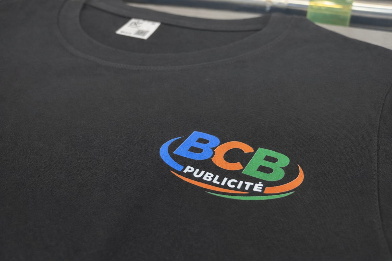 T-shirt noir floqué en DTF du logo BCB Publicité en bleu, orange et vert